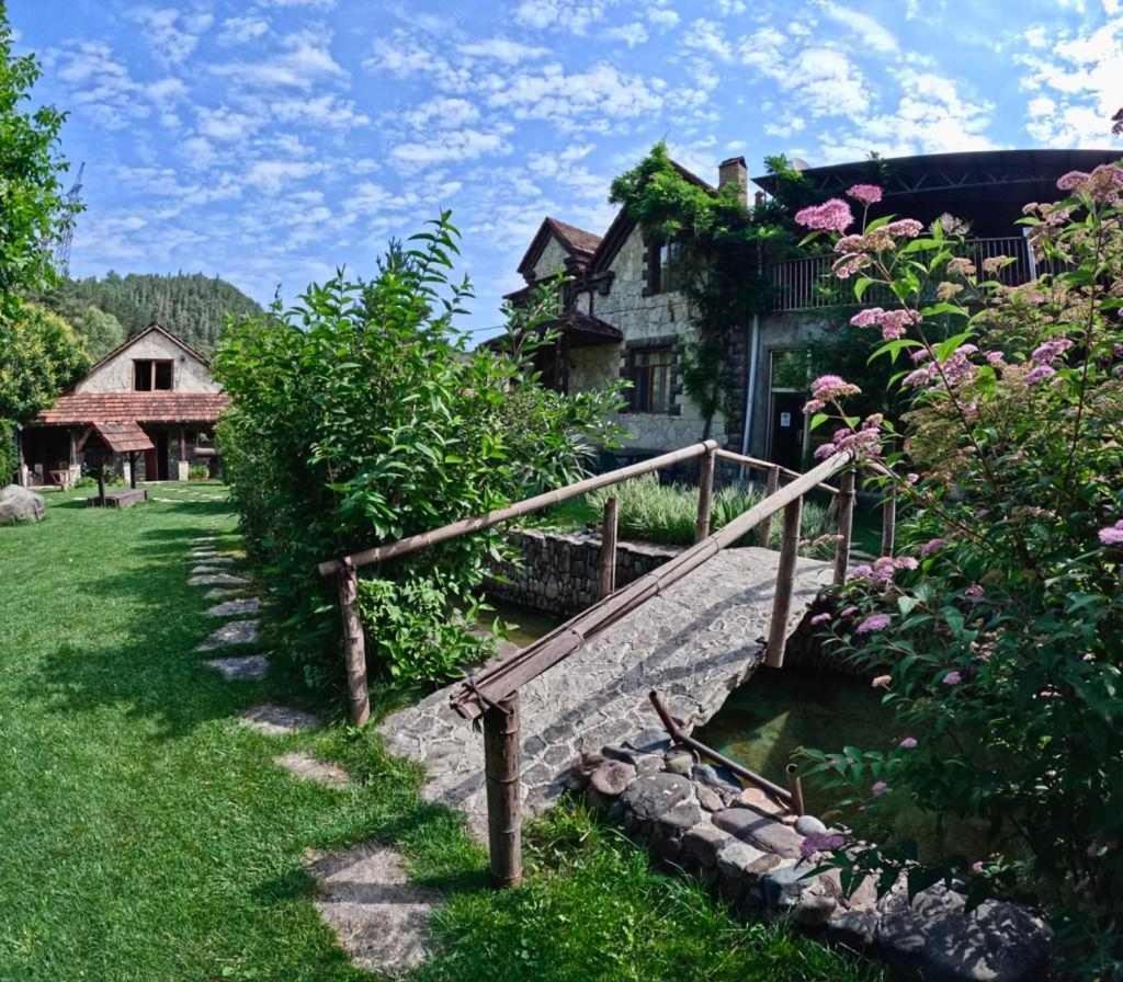 Гостевой дом Villa Jrvezh Дилижан Экстерьер фото